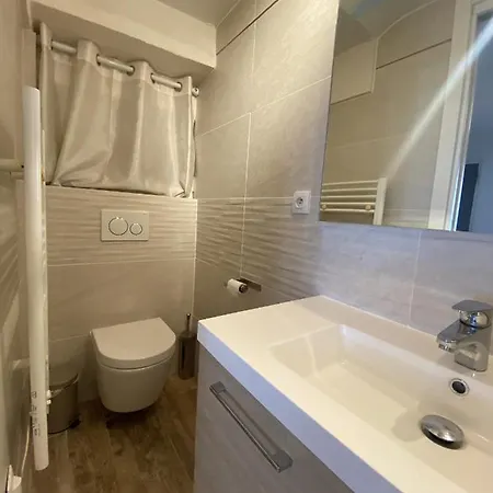 Apartment La Cle Maison De Ville, Clim, Wifi A La Bayore Hyeres